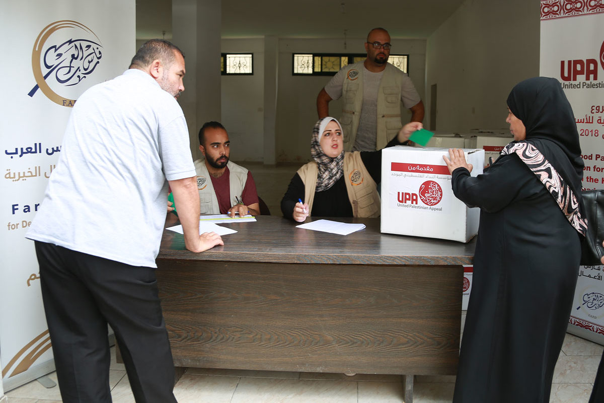 Partner organization distributes food parcels during Ramadan.