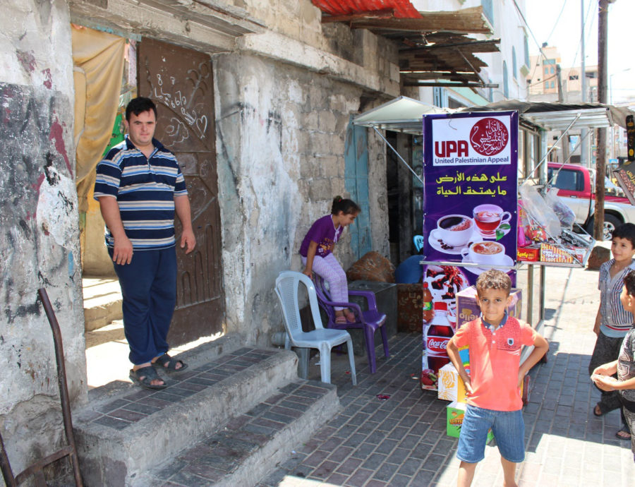 Ramez next to his shopping cart in Gaza.